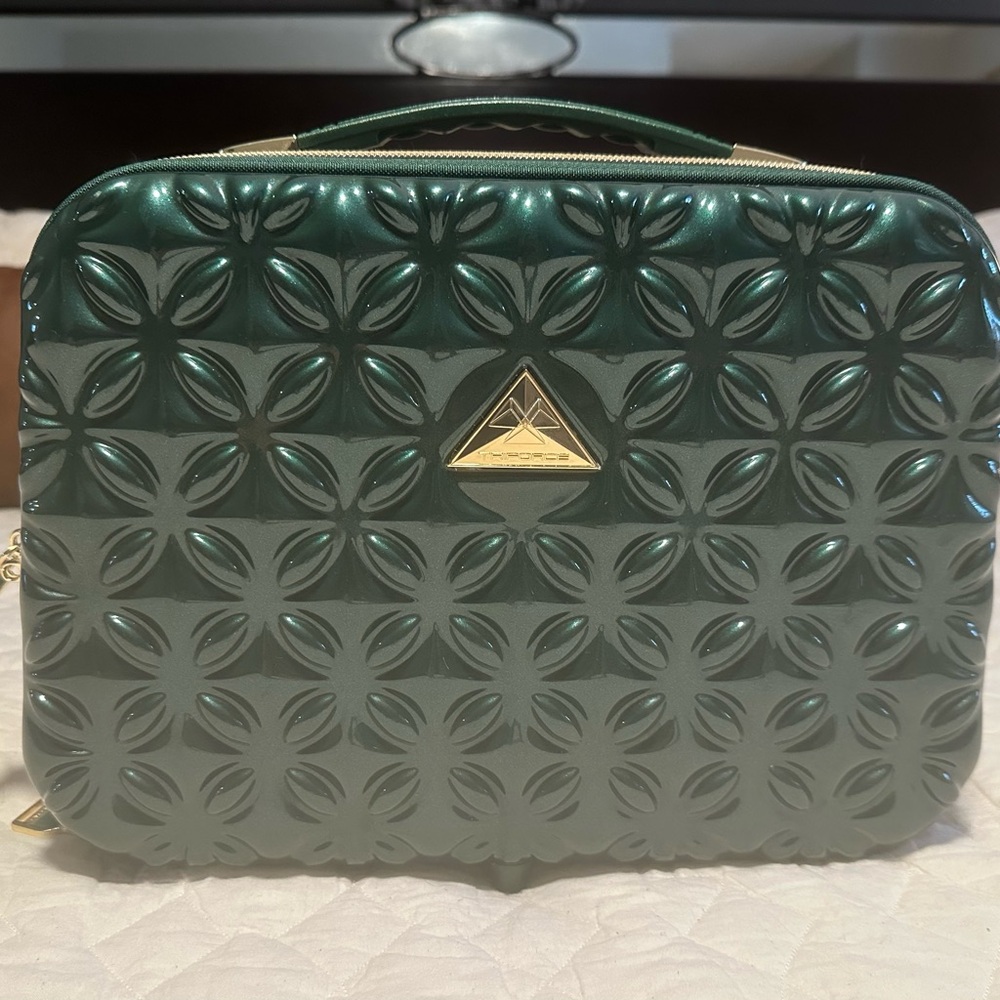 TRIFORCE hard beauty case for traveling with cosmetics and toiletries